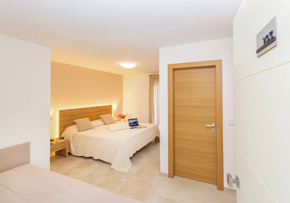 1 BEDROOM, DELUXE, TRIPLE