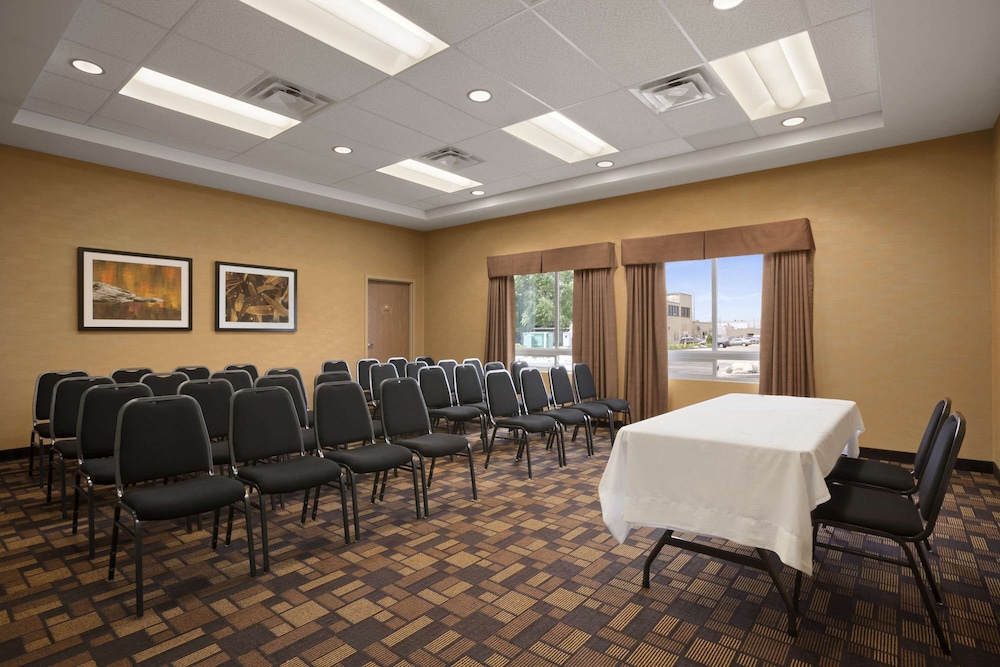 Days Inn & Suites By Wyndham Winnipeg Airport Manitoba 13/16