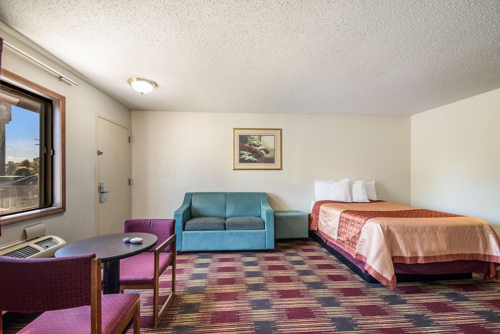 Americas Best Value Inn & Suites Harrisonville 25/33