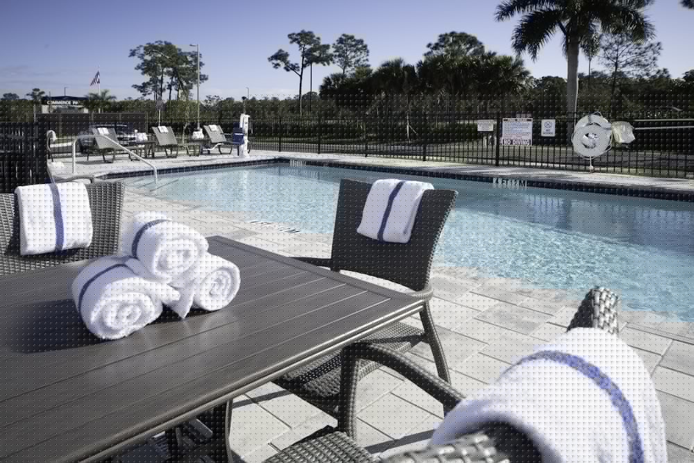 Holiday Inn Express & Suites Fort Myers Airport 32/54