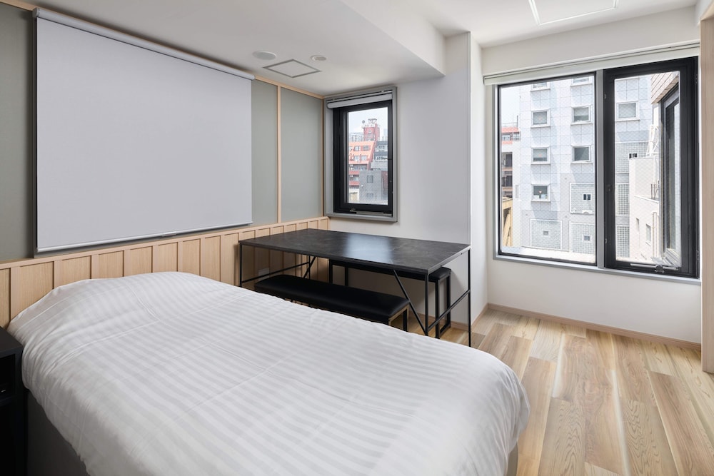Shinjuku City Hotel N U T S 18/66