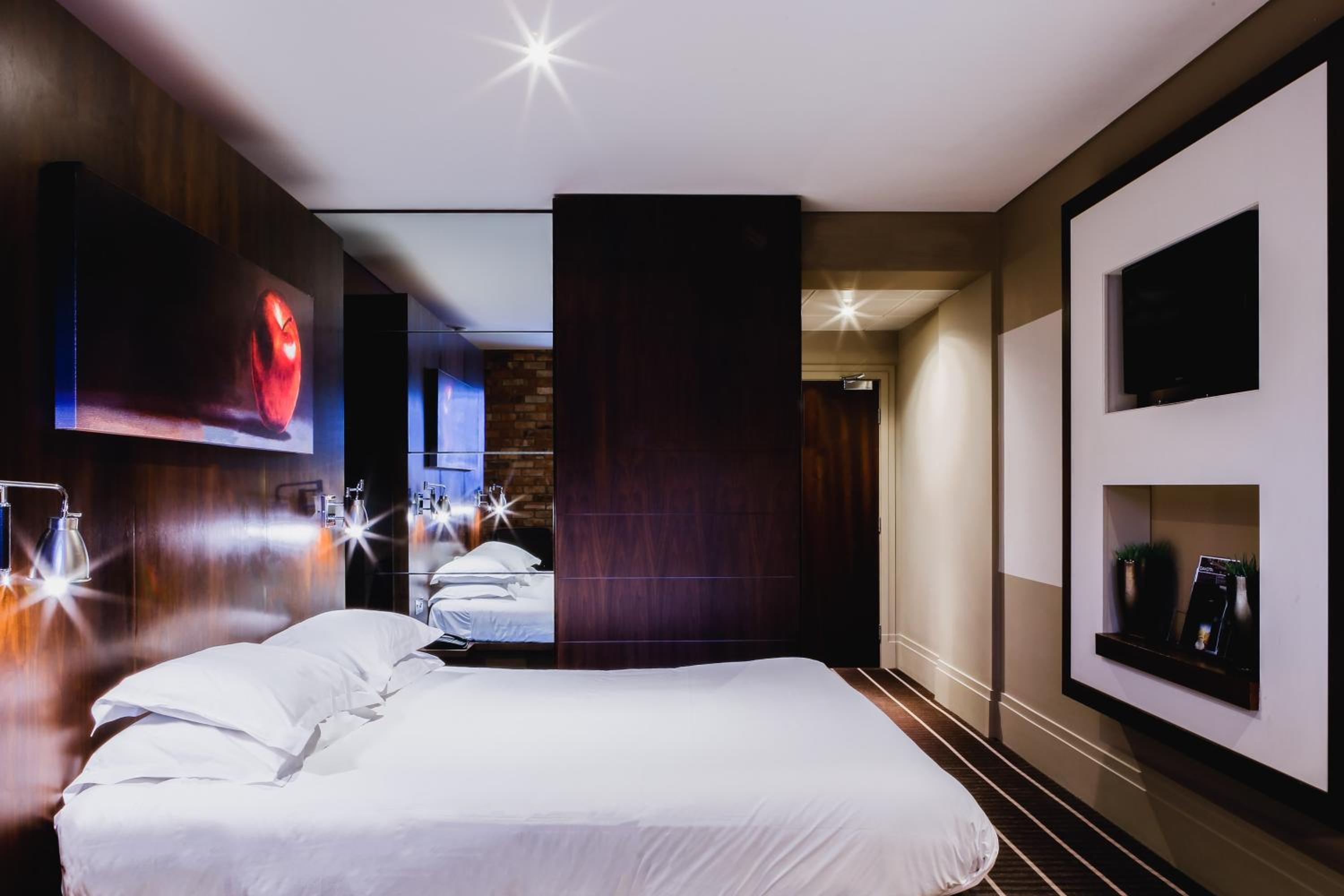 ROOM, DOUBLE BED