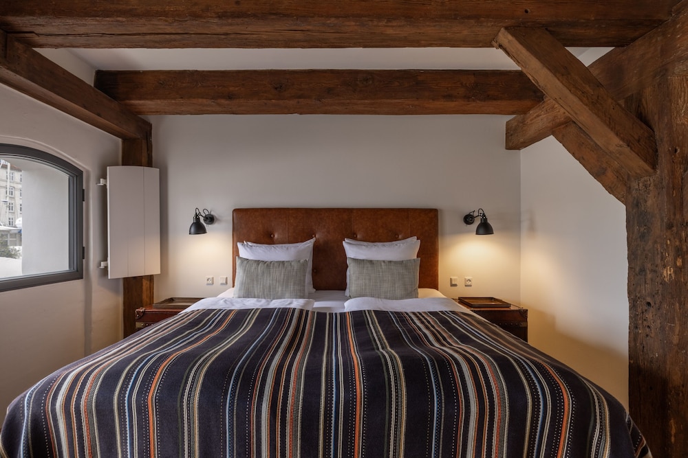 EXECUTIVE, DOUBLE BED, PARTIAL VIEW