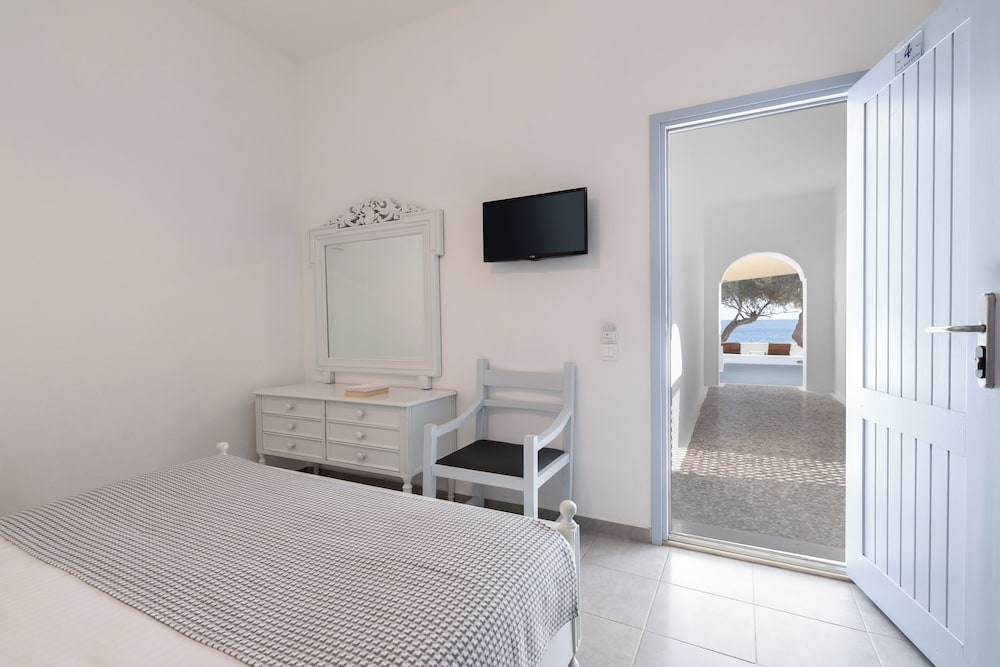 Akrotiri Hotel 10/50