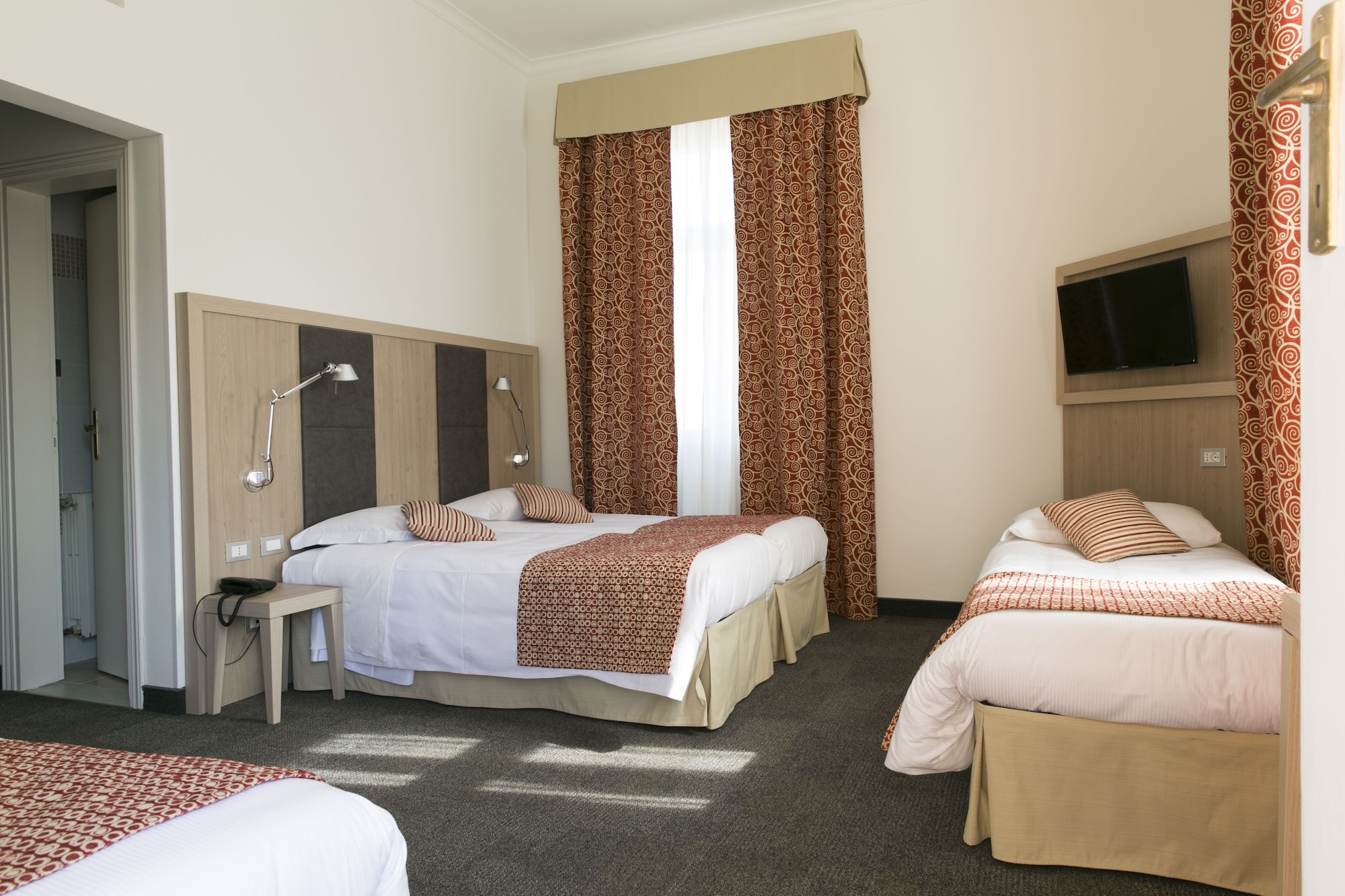 ROOM, QUADRUPLE