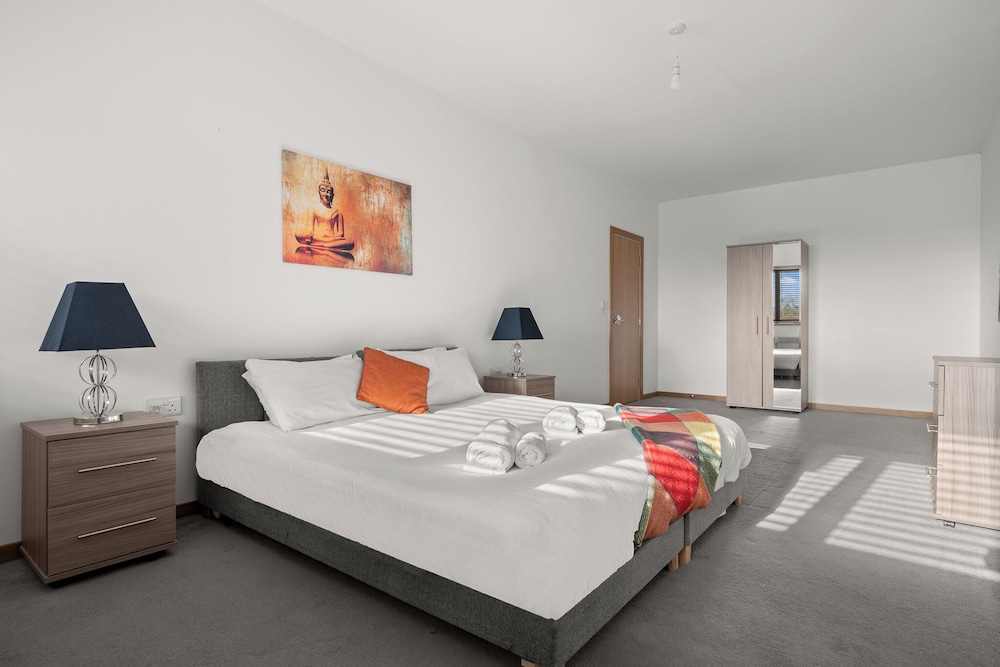 2 Bedrooms, Apartment, 1 Double and 4 Single Beds