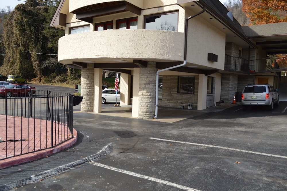 Econo Lodge Inn and Suites On The River 52/61