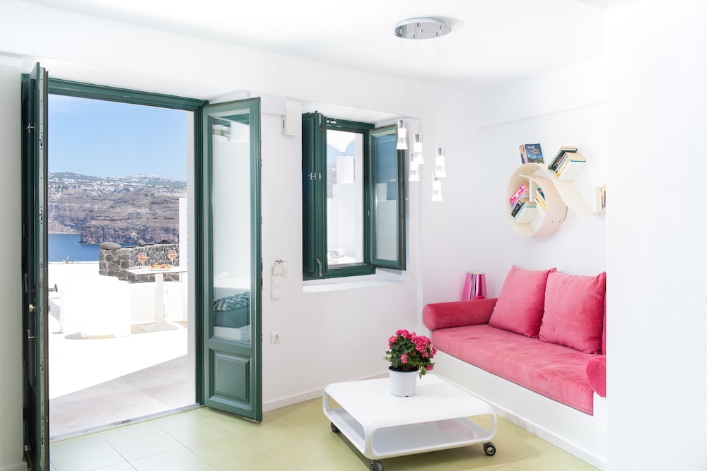 AVANT GARDE SUITES 58/82