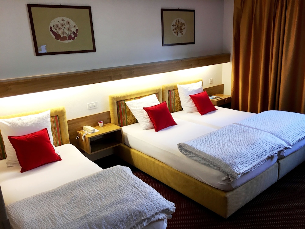 De La Foret Hotel 7/66