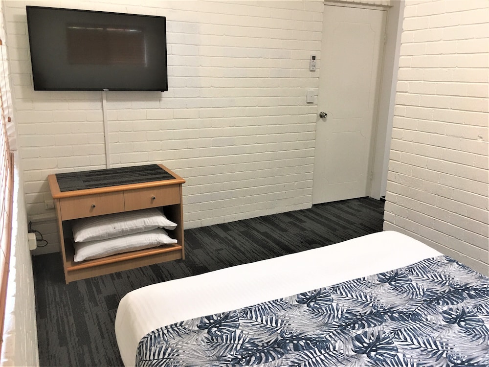 IPSWICH COUNTRY MOTEL 33/49