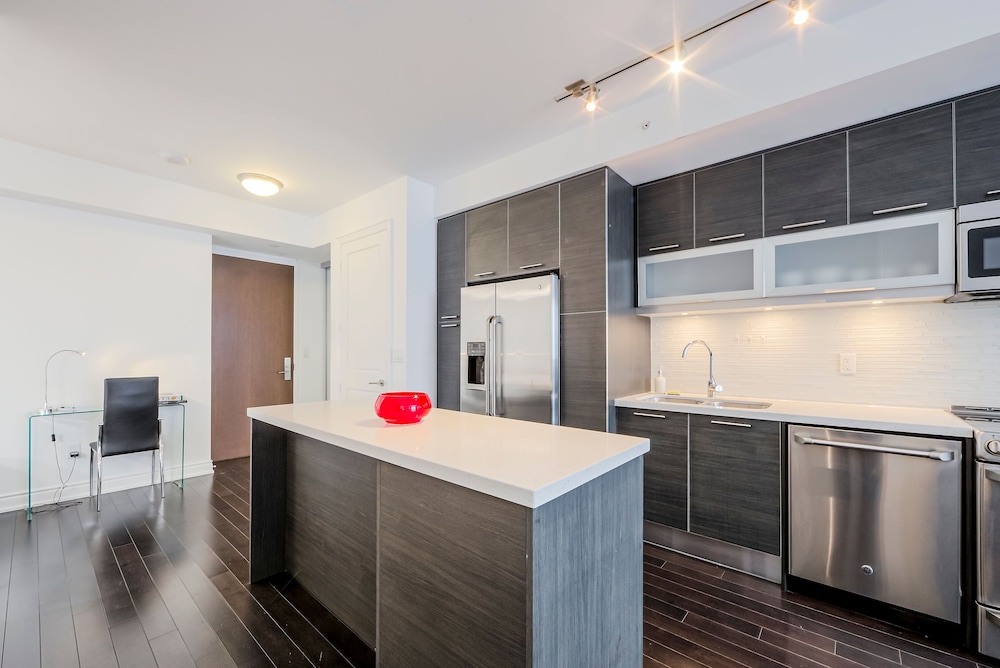 Canada Suites on Bay 7/50