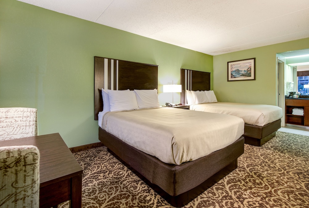 STANDARD, 2 QUEEN BEDS, POOL SIDE