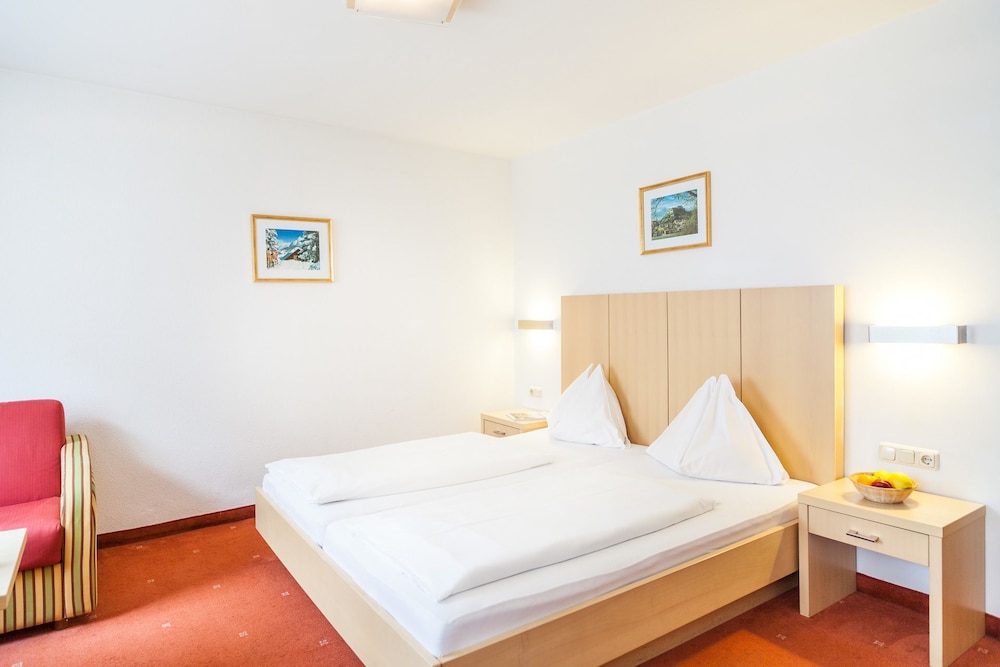 ROOM, DOUBLE BED