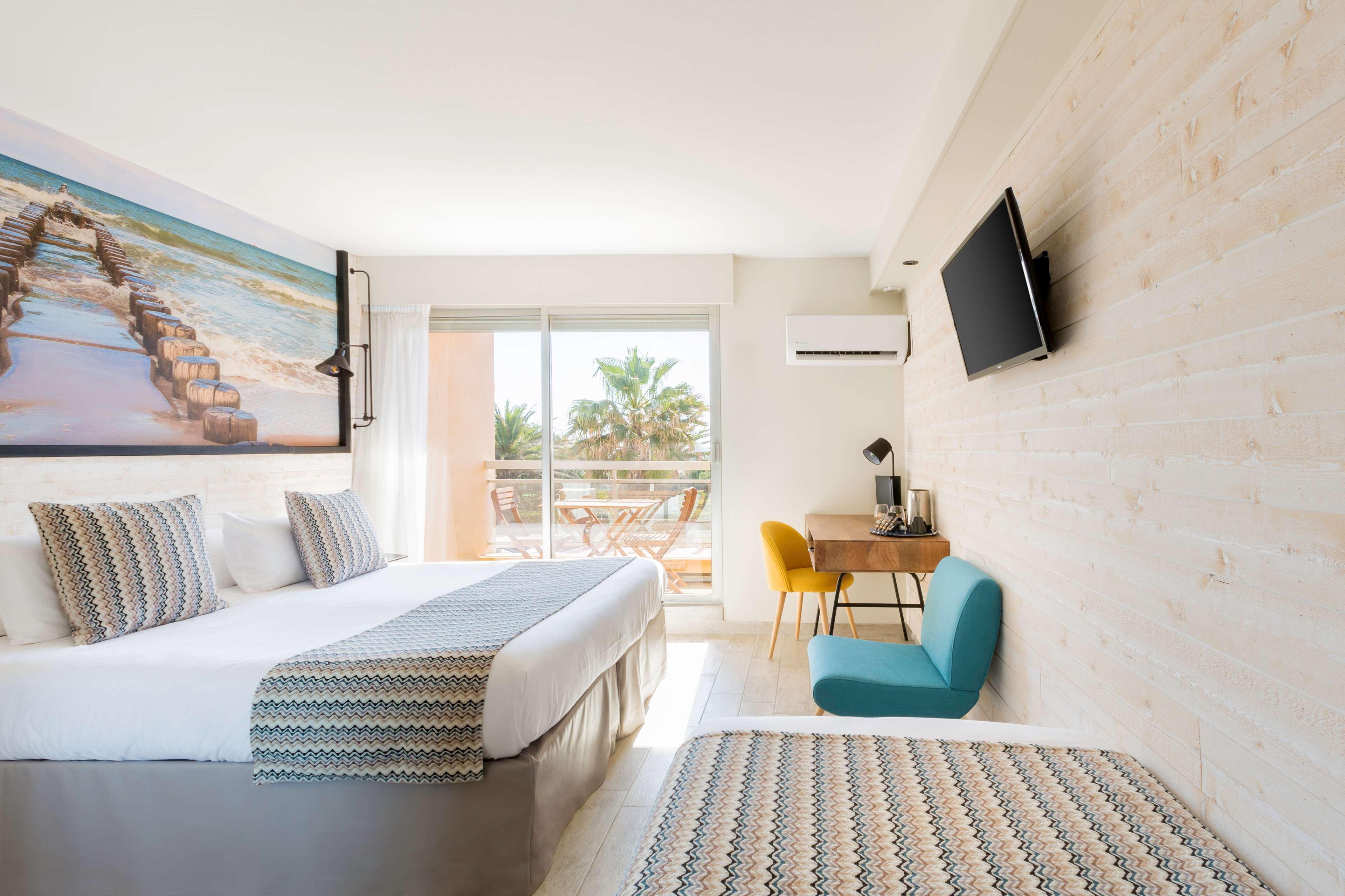Room, 1 King and 1 Single Beds, Sea View