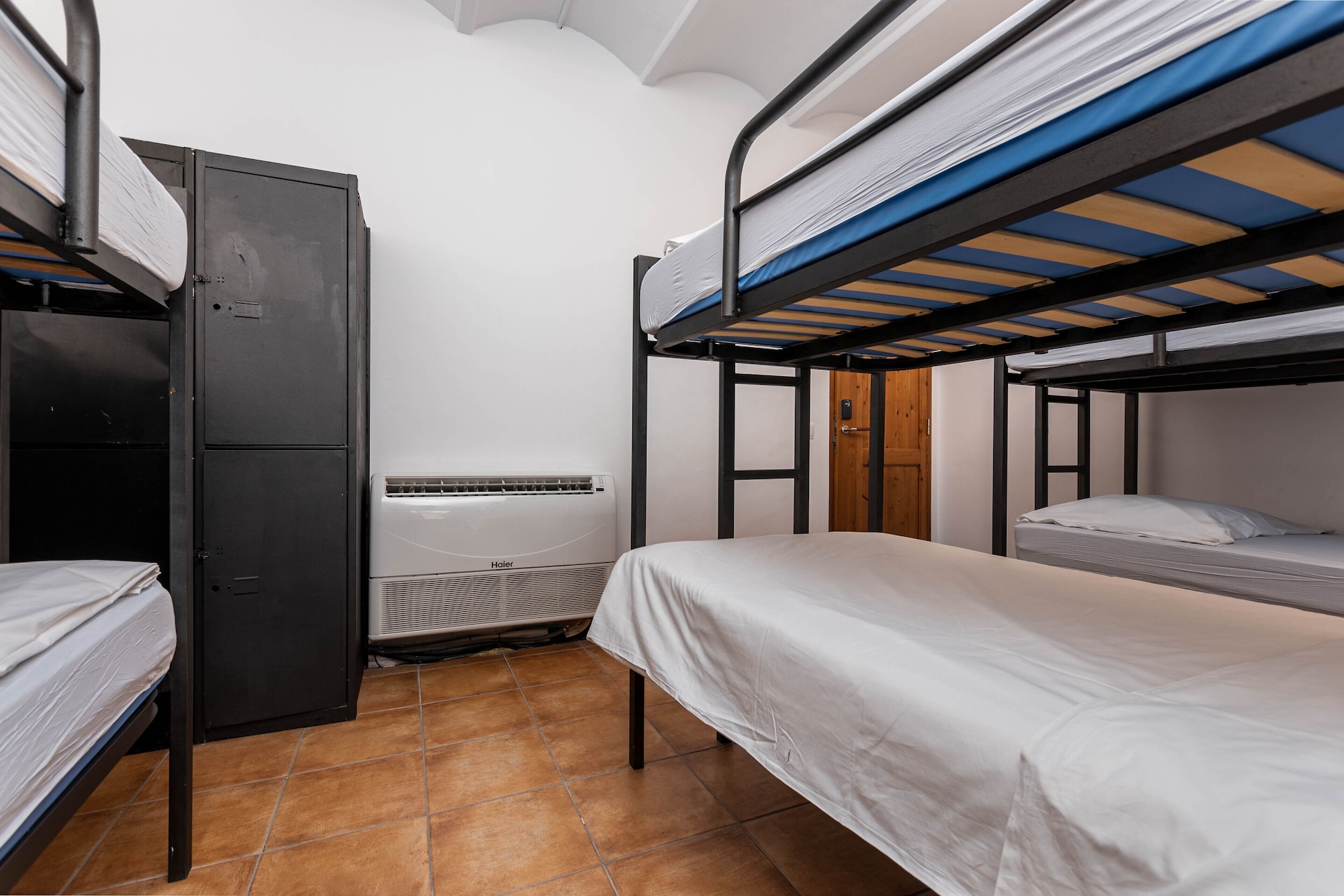 MIXED DORM, CITY, 6 BEDS, SHARED BATHROOM