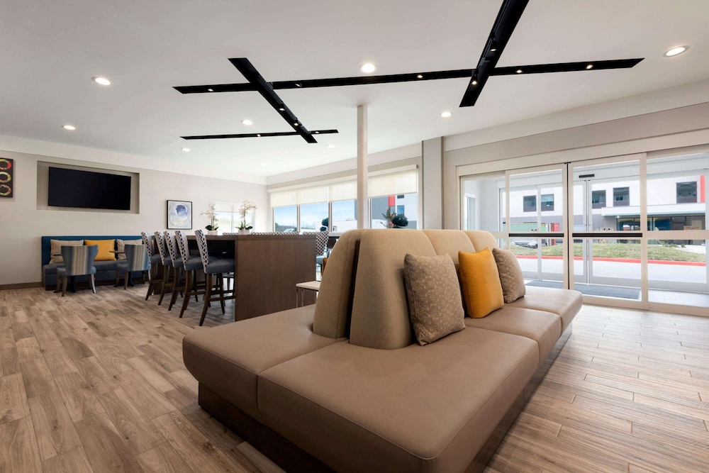 Days Inn & Suites By Wyndham Beaumont West / I-10 & Walden 34/47