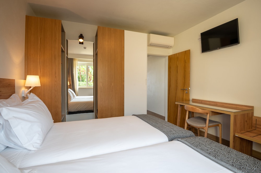 COMFORT, SUITE, TWIN BEDS, POOL VIEW, SOFA, BALCONY OR TERRACE, BALCONY