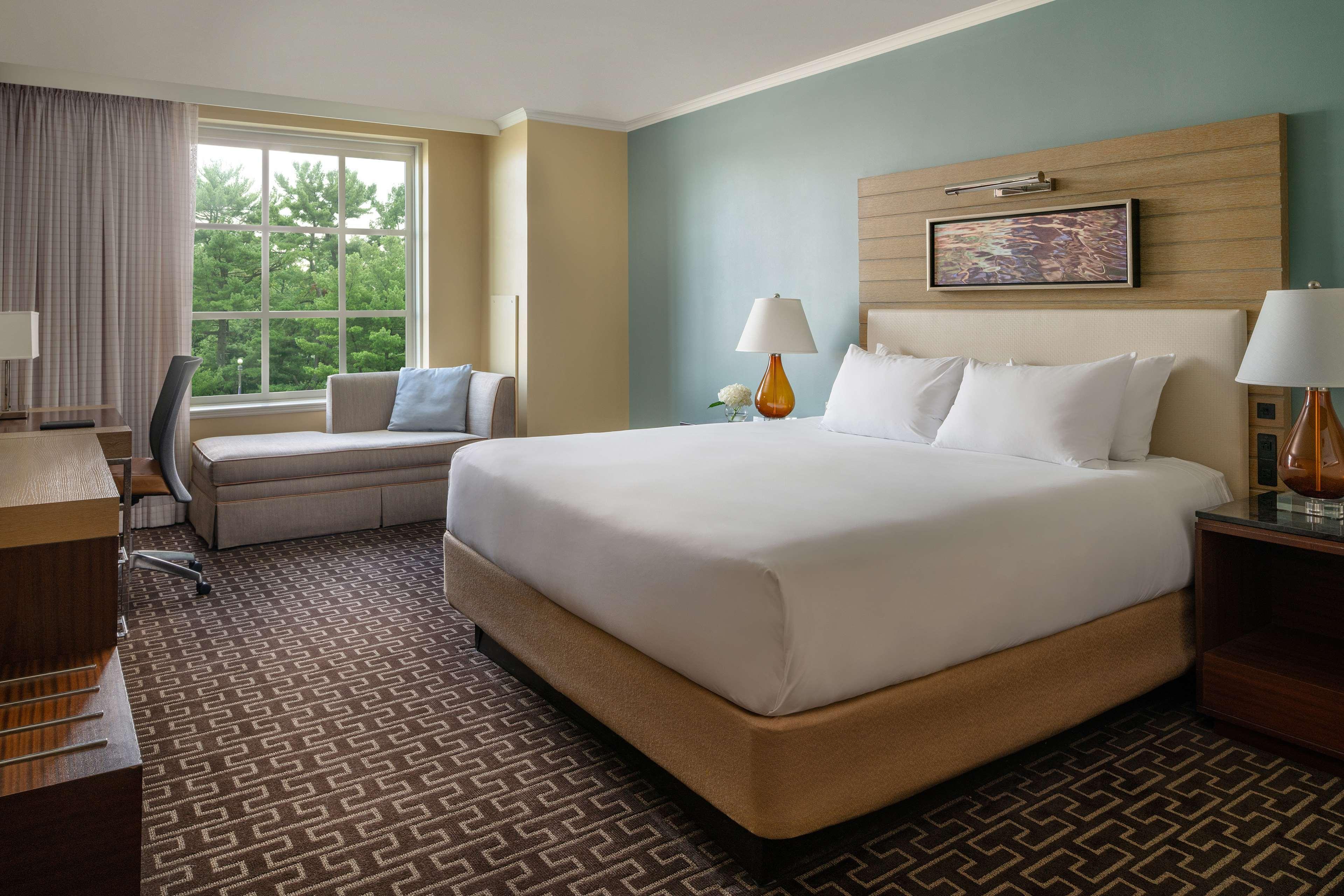 Room, King Bed, Atrium View
