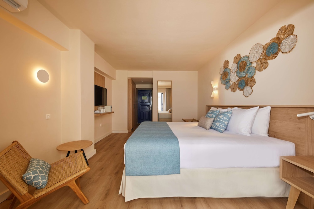 MY FAVORITE CLUB, SWIM UP, JUNIOR SUITE, QUEEN BED, SEA VIEW, BALCONY