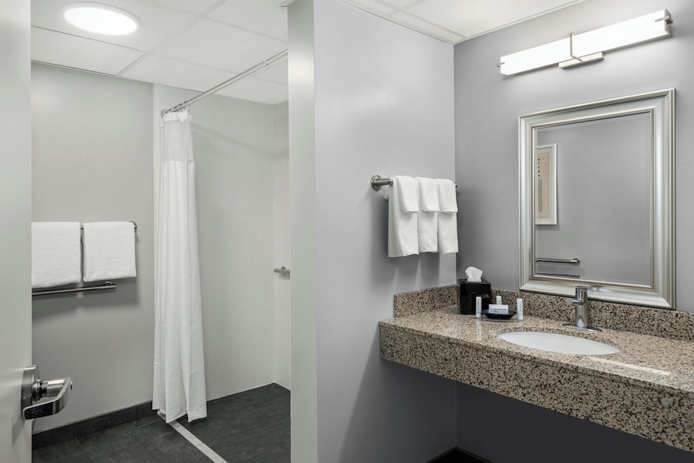 غرفة بسرير كينج مع أريكة، Courtyard By Marriott La Crosse 4/5