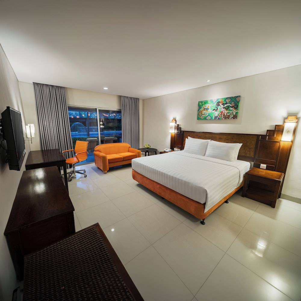 Deluxe, King Bed, Pool View