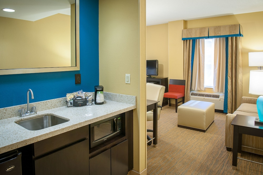 Hampton Inn Suites St Petersburg Downtown 30/51