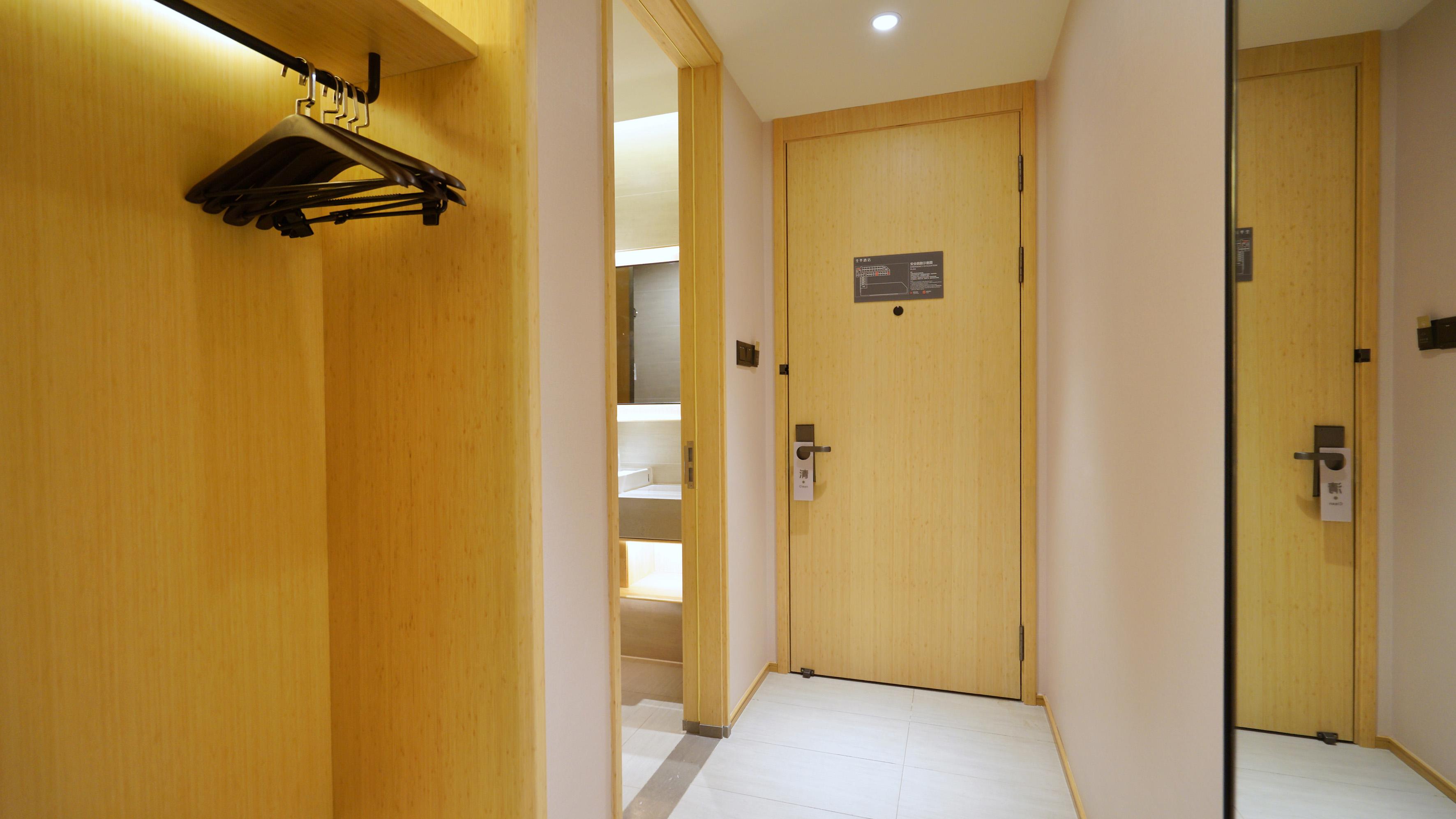 Ji Hotel (Shanghai Hongqiao National Exhibition and Convention Center Huaxiang Road) 19/33