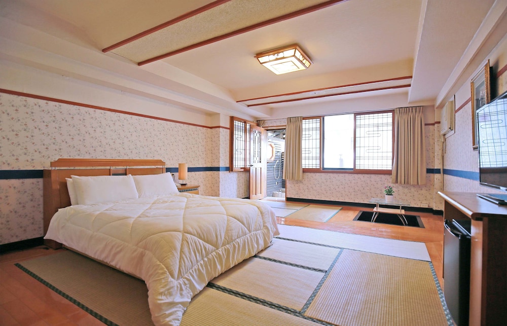 Phoenix Pavilion Hot Spring Hotel 25/65