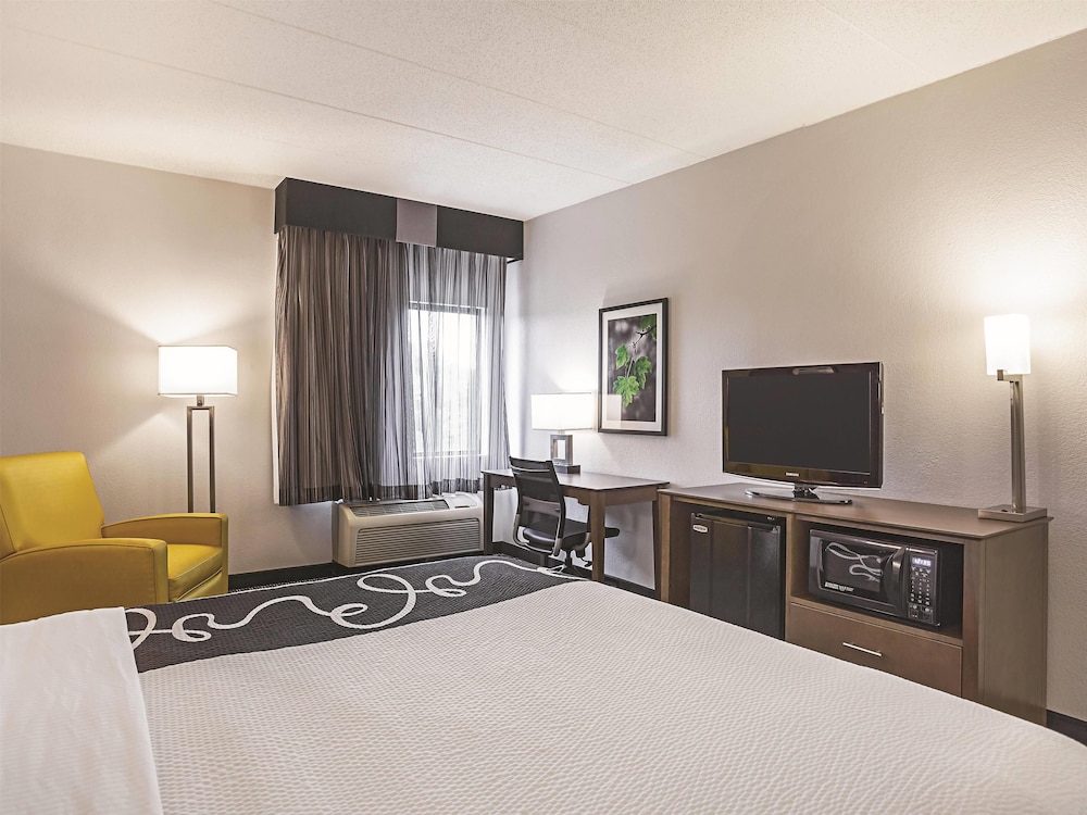 La Quinta Inn & Suites by Wyndham Virginia Beach 22/46