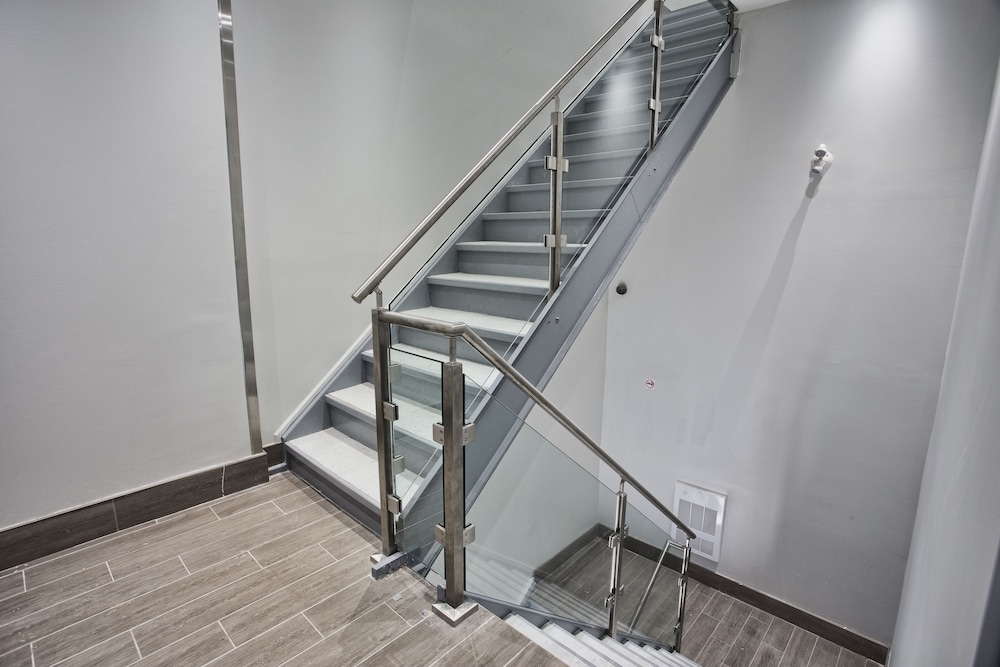 Toronto Rooms And Suites 21/49