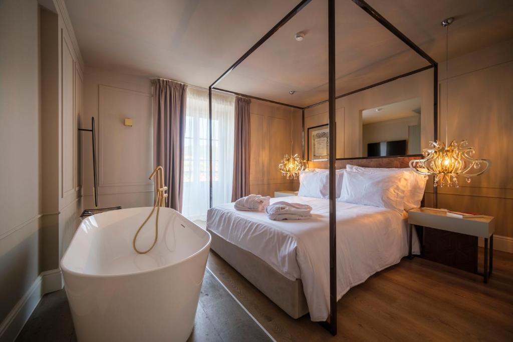 جناح جونيور، AZORES BOOK HOTEL 2/8