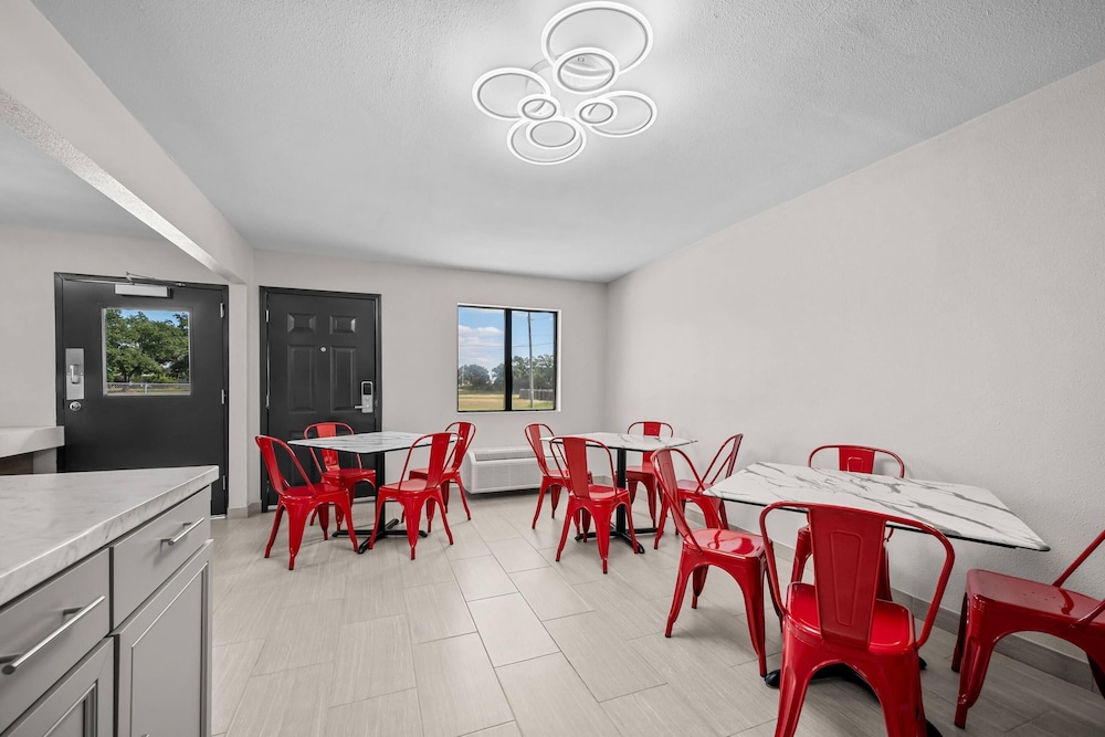 Econo Lodge Biloxi Beach 27/43