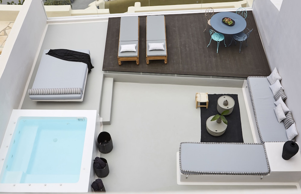 White And Co. La Torre Suites 25/50