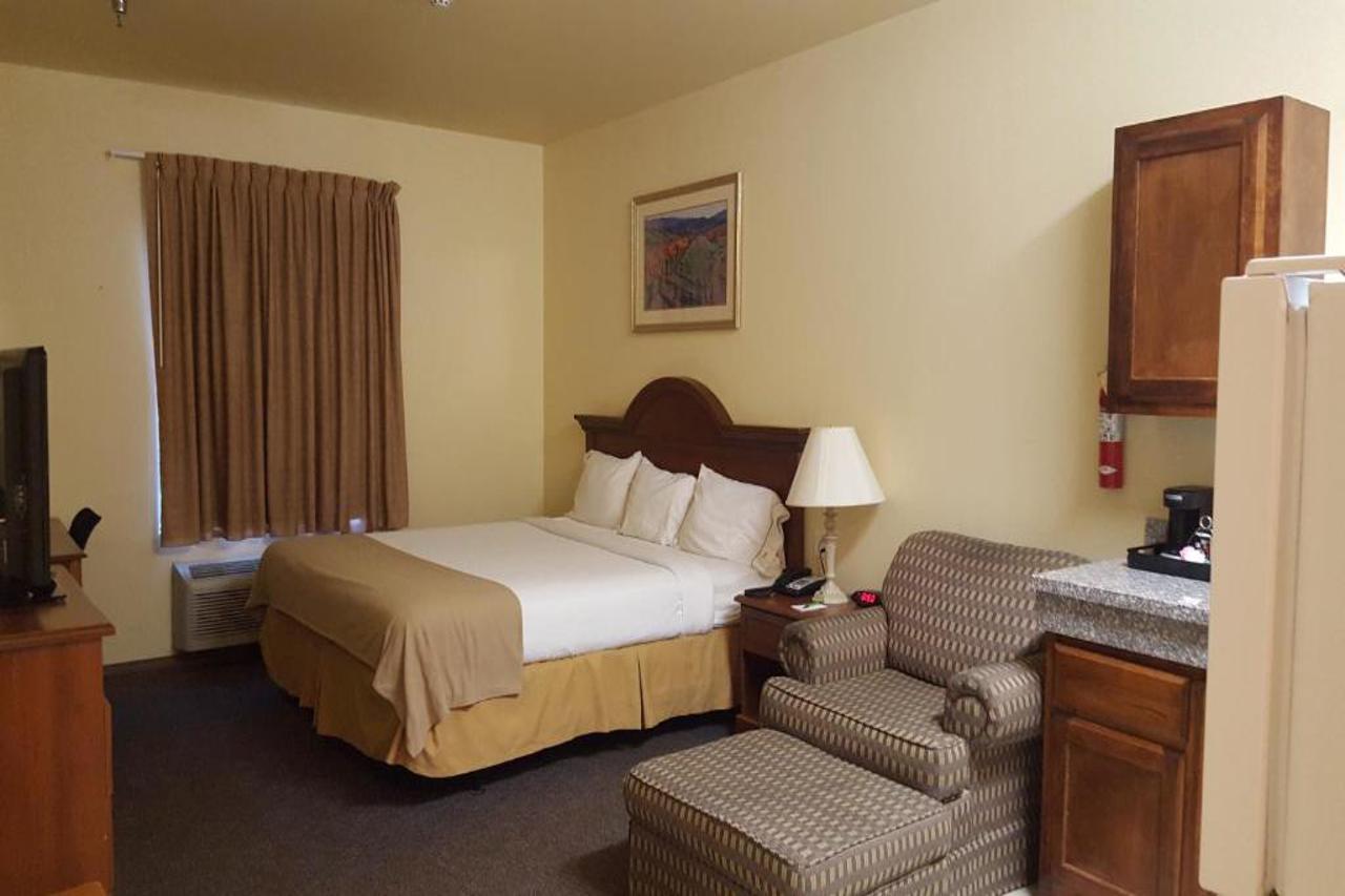 Days Inn by Wyndham Plainview 2/5