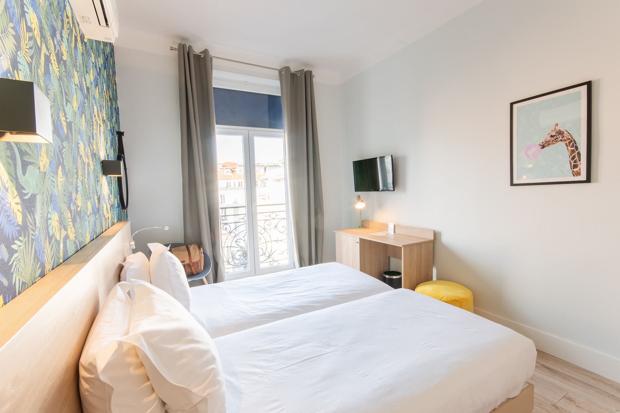 COMFORT, TWIN BEDS