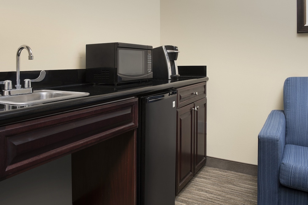 Holiday Inn Express Hotel Suites Uvalde 50/55