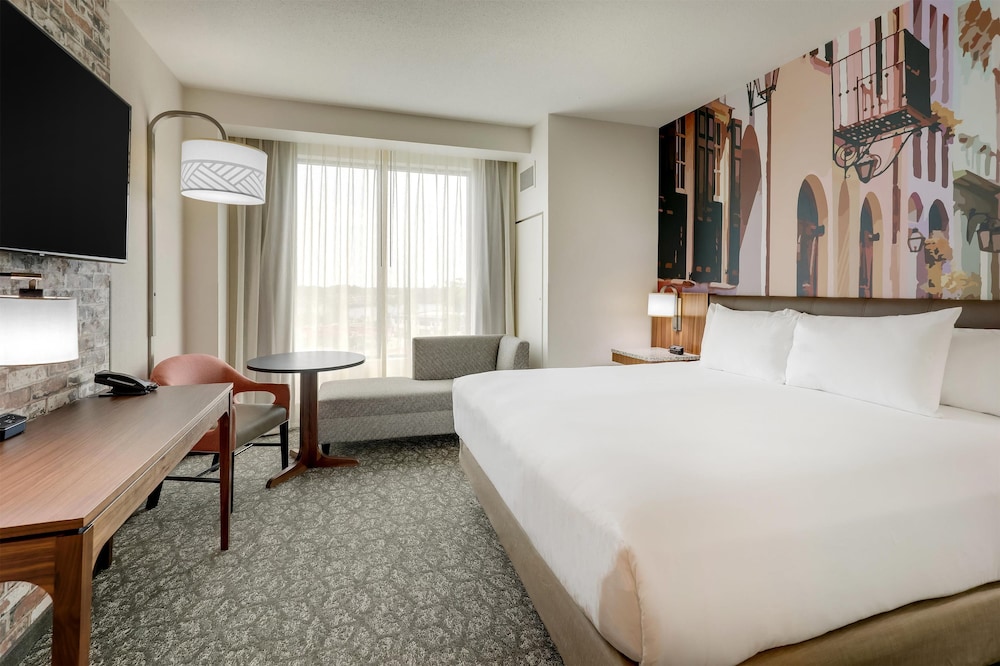 ROOM, KING BED