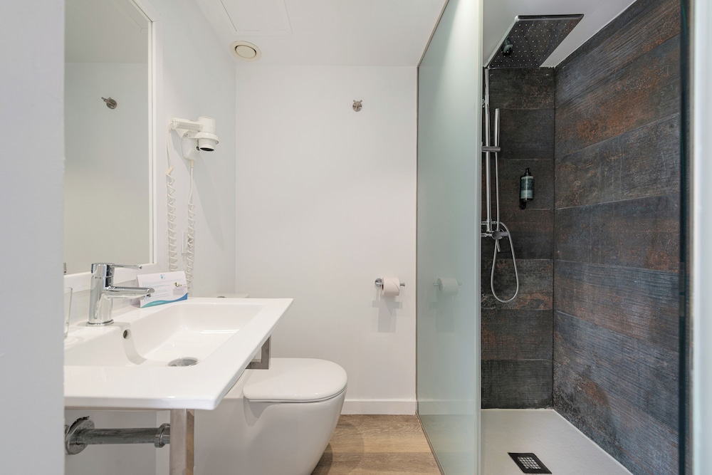 غرفة قياسية بسريرين منفصلين بشرفة، WelikeHotel Triton beach 10/10