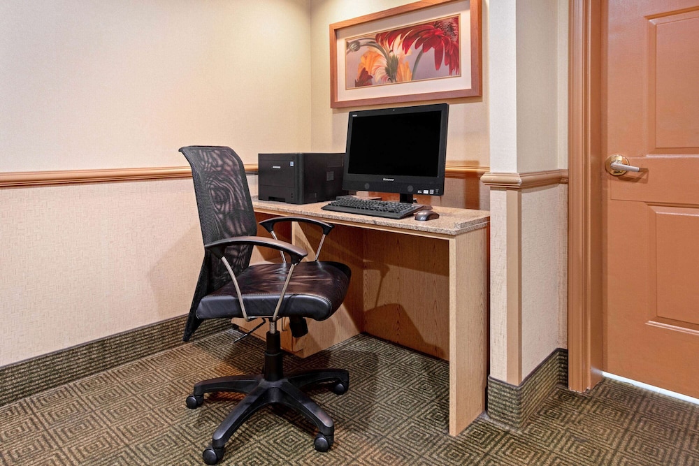 La Quinta Inn & Suites by Wyndham Dallas DFW Airport North 44/55