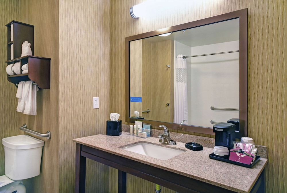 Hampton Inn and Suites Milwaukee Franklin 26/44
