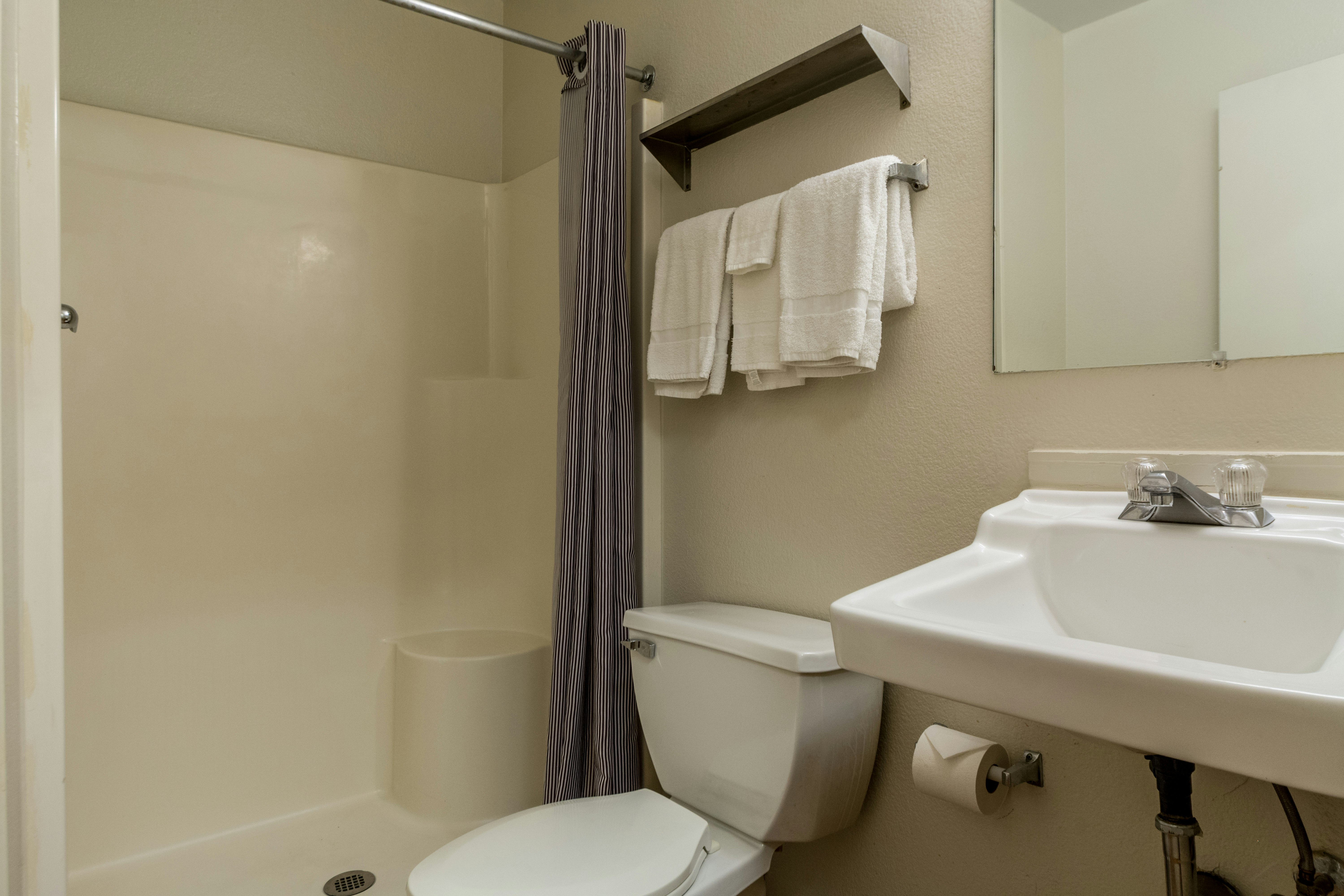 HomeTowne Studios by Red Roof Denver - Lakewood West 41/42