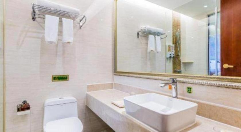 Vienna Hotel (Zhongshan Guzhen Lighting Expo Center) 55/60