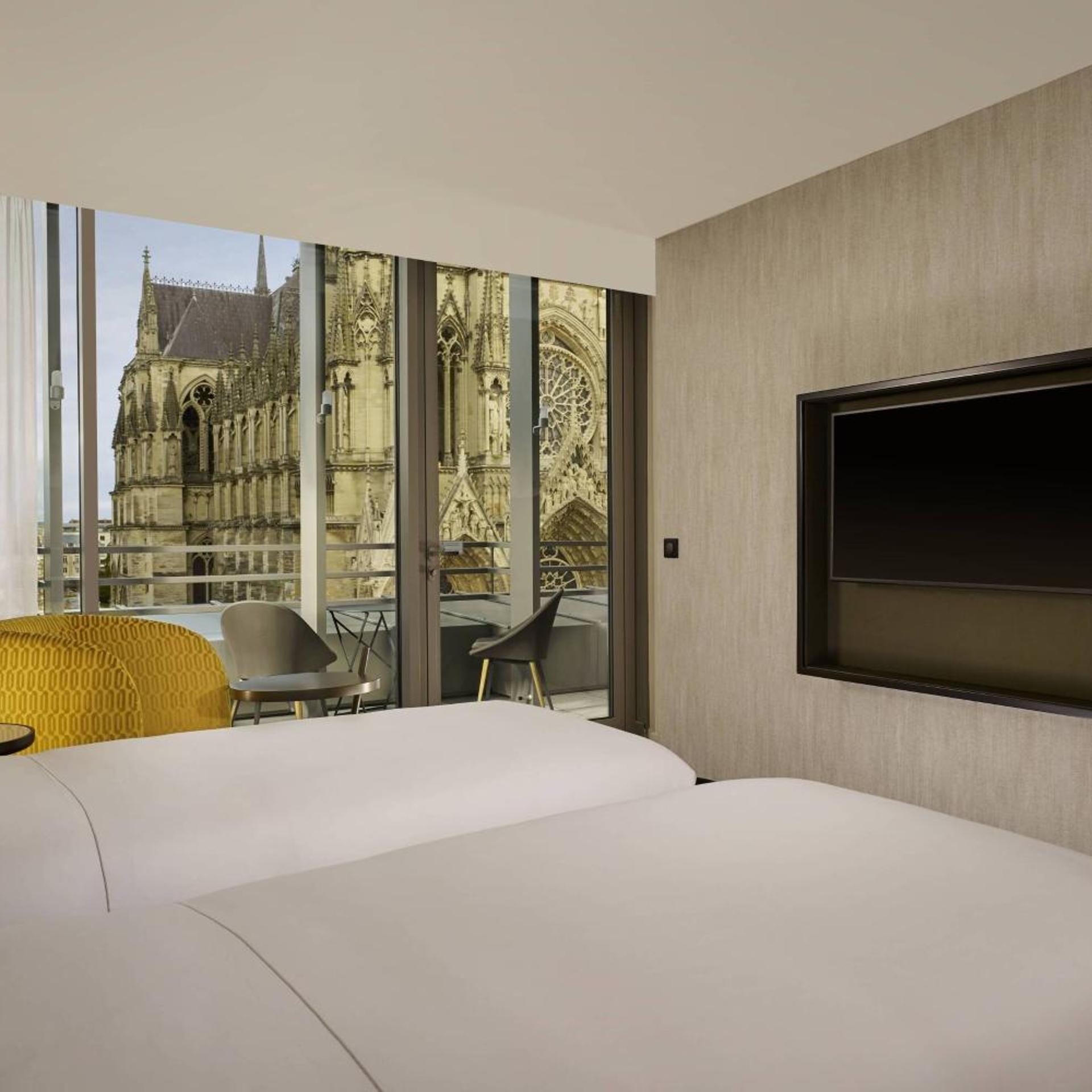 Executive, Twin Beds, Cathedral View