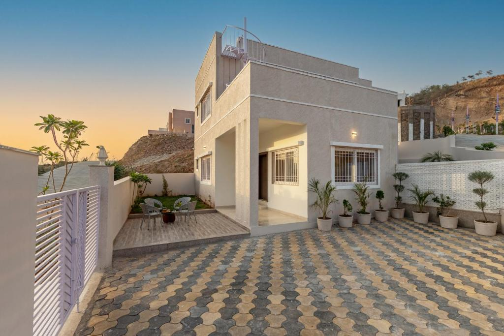 ELIVAAS Luxe 3 BHK with Pvt Pool Shourya Zenna 9/13
