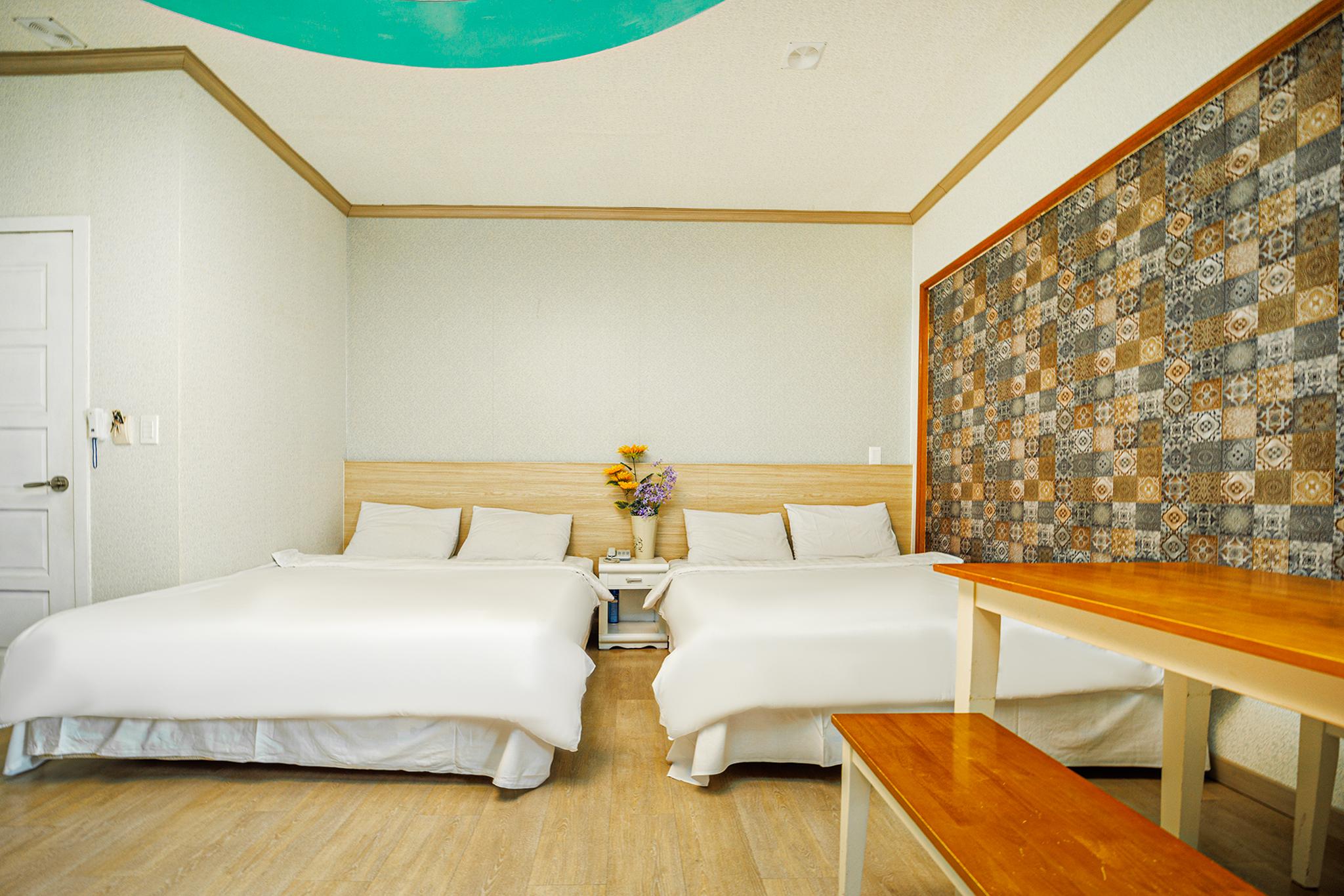 Room, Double Bed, No Bathroom