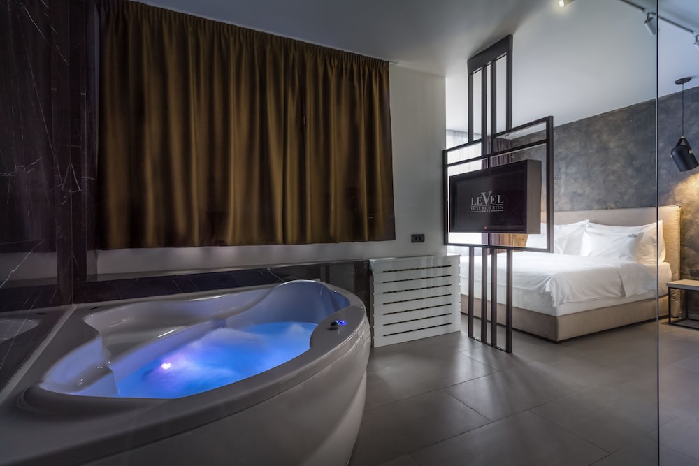 Level Luxury Suites 32/55