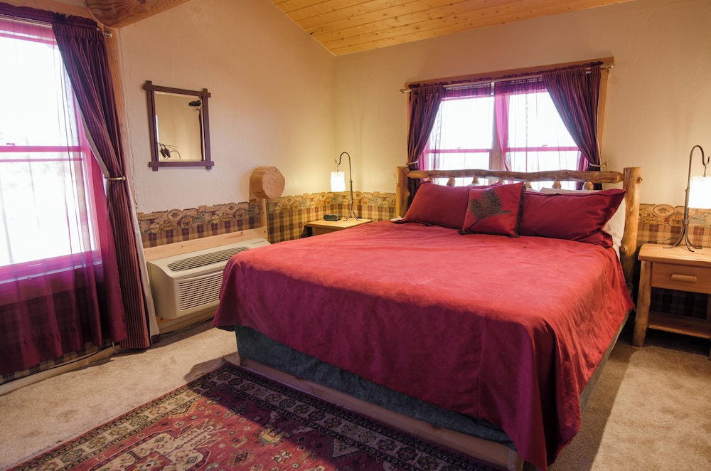 Lodge, 2 King Beds, 1 Queen and 1 Single Bed