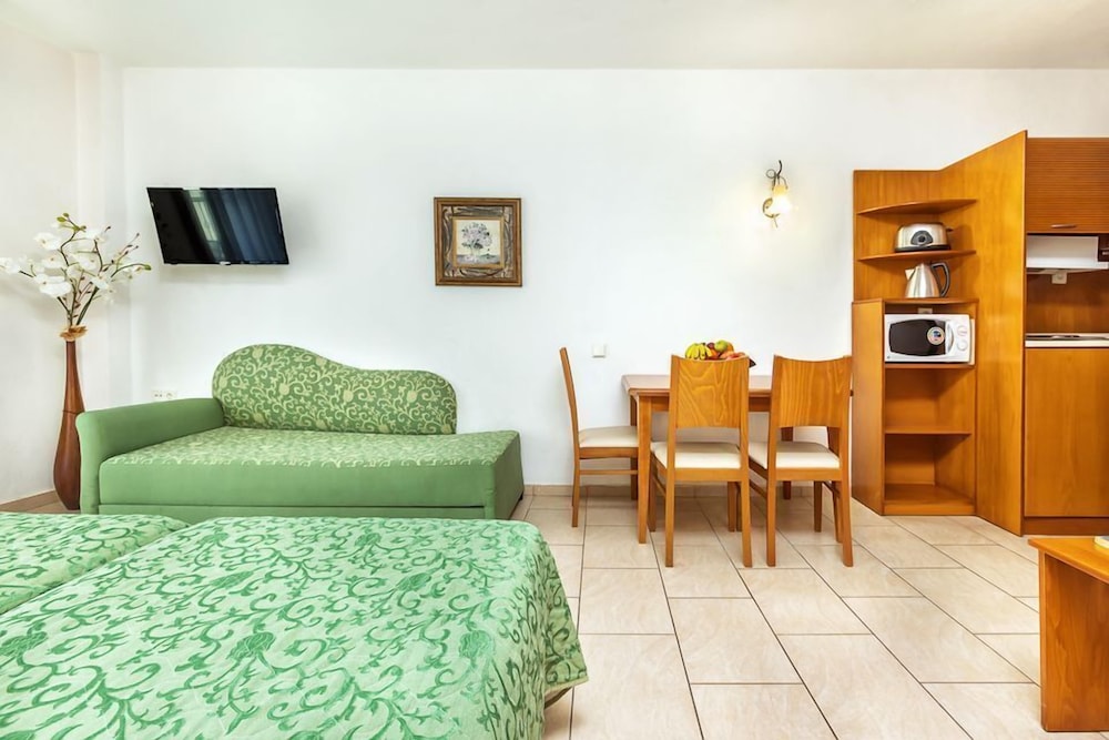Nereides Hotel 35/49