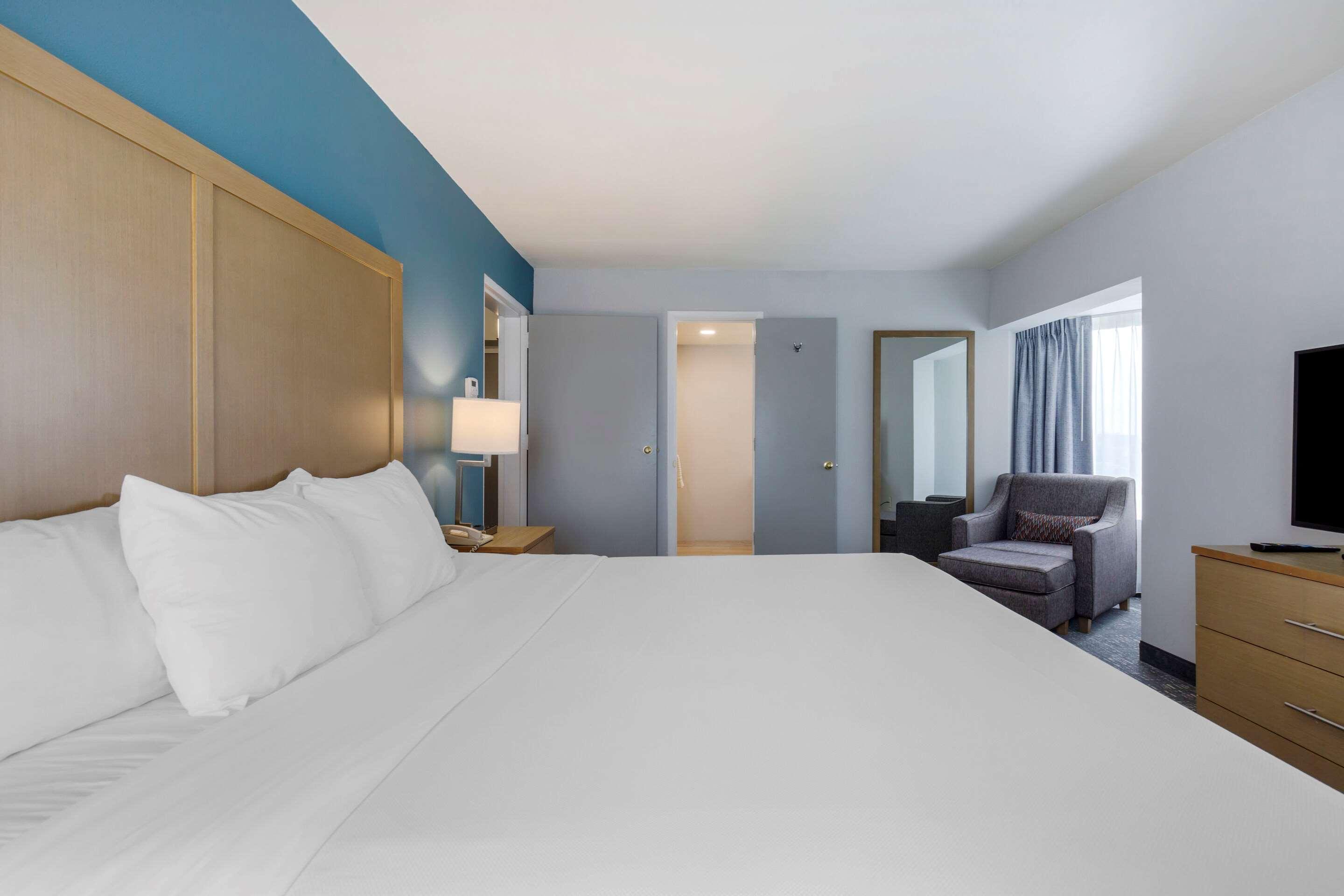 SUITE, KING BED