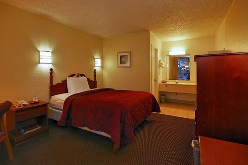 Super 6 Inn & Suites 17/40